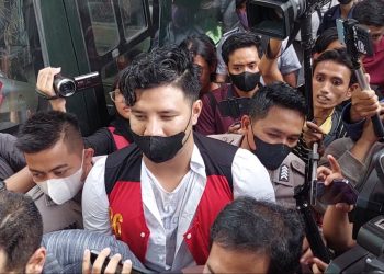 Ammar Zoni Tetap Tersenyum Jalani Sidang Perdana, Tanpa Kehadiran Istri