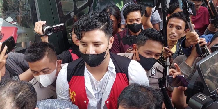 Ammar Zoni Tetap Tersenyum Jalani Sidang Perdana, Tanpa Kehadiran Istri