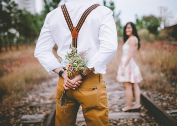 6 Tanda Jika Dia Naksir, Namun Tak Berani Mengungkapkannya