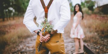 6 Tanda Jika Dia Naksir, Namun Tak Berani Mengungkapkannya