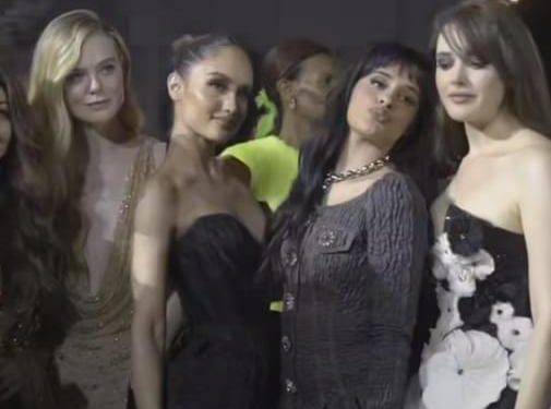 Pakai Kutek Merah Pengalaman Pertama Cinta Laura