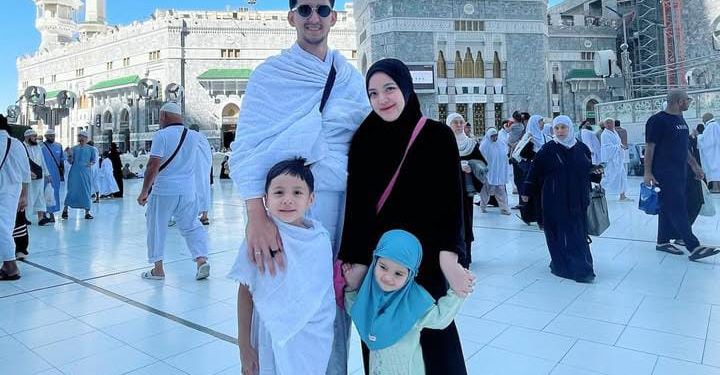 Edisi Liburan Akhir Tahun, Tasya Kamila Umroh Bersama Keluarga Kecilnya.