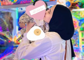 Unggahan Zaskia Sungkar Menggendong Anak Yang di Tutupi Stiker. Perkenalkan Anak Angkatnya