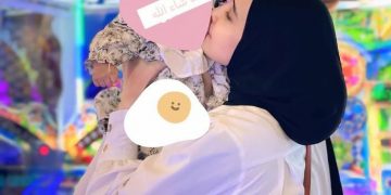 Unggahan Zaskia Sungkar Menggendong Anak Yang di Tutupi Stiker. Perkenalkan Anak Angkatnya