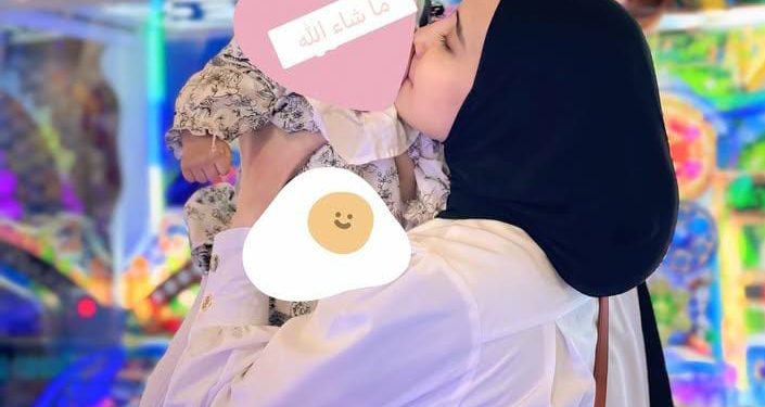 Unggahan Zaskia Sungkar Menggendong Anak Yang di Tutupi Stiker. Perkenalkan Anak Angkatnya