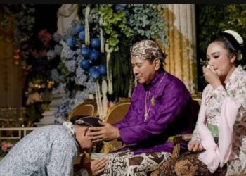 Tommy Soeharto dan Tata Cahyani Tunjukkan Kekompakan di Prosesi Siraman Darma Mangkuluhur