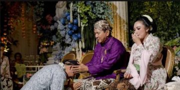 Tommy Soeharto dan Tata Cahyani Tunjukkan Kekompakan di Prosesi Siraman Darma Mangkuluhur