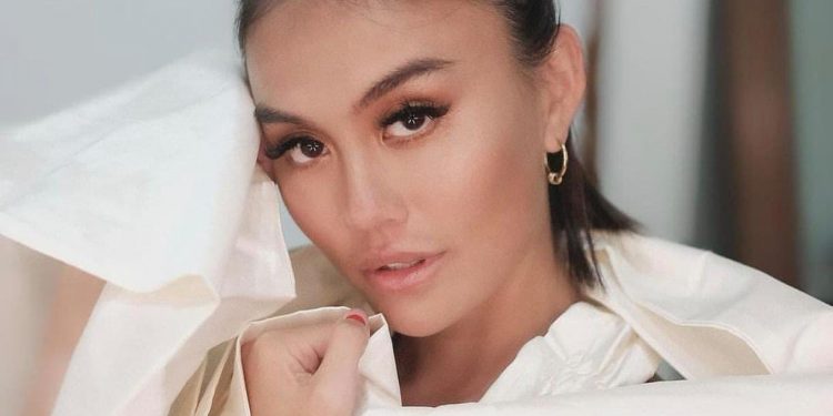 Dari Dubai, Agnez Mo Sentil Hoaks Konflik Timur Tengah: Jangan Panik karena Judul Sensasional