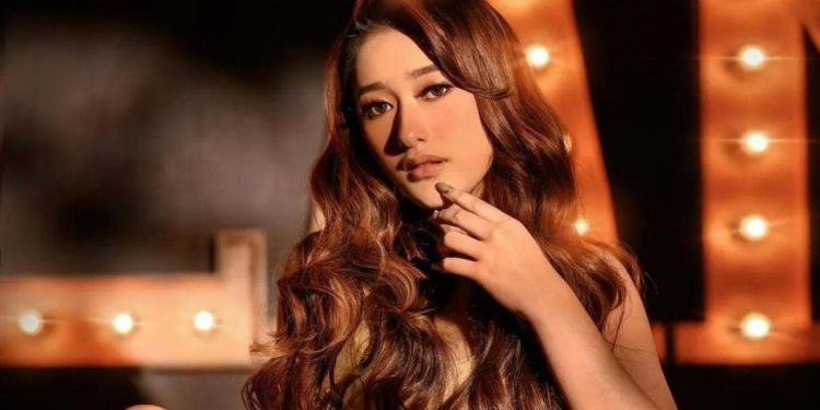 Gengsi yang Dibungkus Nada: Cara Amanda Caesa Menertawakan Cinta yang Tak Pernah Jadi