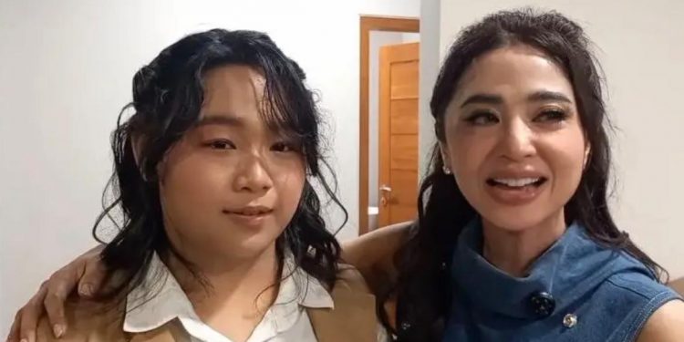 Gadis Duet Bareng Dewi Perssik Ternyata Keponakannya Sendiri