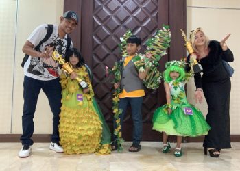 Kakak Beradik Hannan Zea dan Fairuz Alkadrie Borong Penghargaan, Kostum Handmade Sang Ibu Berbuah Prestasi JAKARTA – Kerja keras seorang ibu, Zahnan Baraqbay rela begadang selama satu bulan demi membuat kostum bertema Go Green akhirnya membuahkan hasil manis. Kakak beradik Hannan Zea Shakilla Alkadrie dan Fairuz Hayfa Alkadrie sukses membawa pulang penghargaan dalam ajang fashion show yang mereka ikuti. Hannan Zea Shakilla Alkadrie, yang baru berusia 6 tahun dan duduk di bangku kelas 1 SD, berhasil meraih penghargaan Best Catwalk berkat penampilannya yang percaya diri membawakan kostum bertema pohon maple dan burung. Sementara sang adik, Fairuz Hayfa Alkadrie yang berusia 4 tahun, mencuri perhatian dewan juri hingga dinobatkan sebagai Best Performance pada penampilan perdananya di atas panggung. Prestasi tersebut terasa semakin istimewa karena seluruh kostum yang dikenakan keduanya merupakan hasil rancangan dan jahitan tangan sang ibu. Selama kurang lebih satu bulan, ia mengerjakan kostum di sela kesibukan mengurus keluarga, bahkan harus begadang hingga dini hari agar semuanya selesai tepat waktu. Untuk Zea, sang ibu menghadirkan konsep pohon maple dan burung dengan detail daun yang dijahit satu per satu. Sementara kostum Fairuz mengusung tema kupu-kupu dan bunga, lengkap dengan ornamen kupu-kupu berbahan kawat yang dibantu bersama sang suami. Meski telah meraih penghargaan, sang ibu mengaku sejak awal tidak membebani anak-anak dengan target juara. Baginya, keberanian tampil dan rasa percaya diri merupakan kemenangan yang sesungguhnya. “Kalau menang tentu bersyukur. Tapi yang paling penting anak-anak berani tampil, percaya diri, dan menikmati prosesnya,” ujarnya. Prestasi ini juga menjadi pencapaian terbaru bagi Hannan Zea yang sebelumnya telah meraih penghargaan Favorite dan Best Society di ajang Putri Batik DKI Jakarta serta menjadi Juara 2 Putri Kebaya Banten 2026. Keberhasilan Zea dan Fairuz membuktikan bahwa dukungan keluarga, kreativitas, serta kerja keras dapat melahirkan prestasi sekaligus menjadi pengalaman berharga bagi anak-anak untuk terus mengembangkan bakat mereka di dunia fashion dan modeling