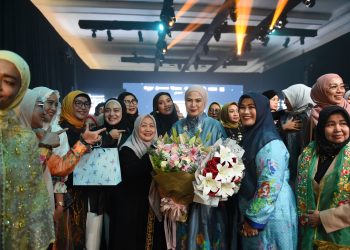 Nina Nugroho Jadikan Wastra Makassar Pernyataan Mode, TANA DOANG Satukan Tradisi dan Modernitas