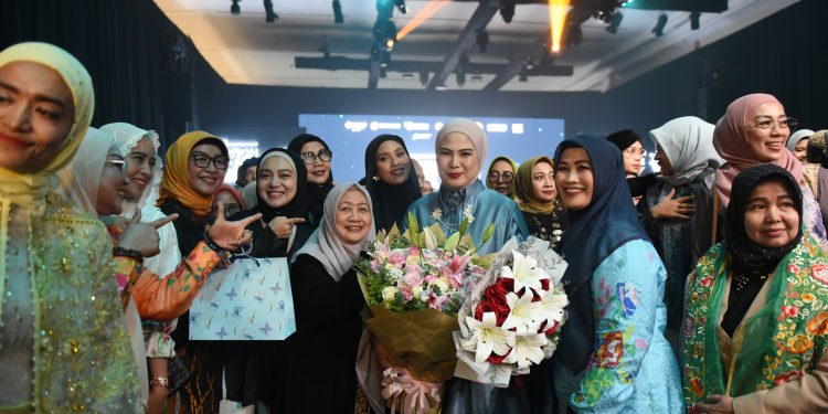 Nina Nugroho Jadikan Wastra Makassar Pernyataan Mode, TANA DOANG Satukan Tradisi dan Modernitas
